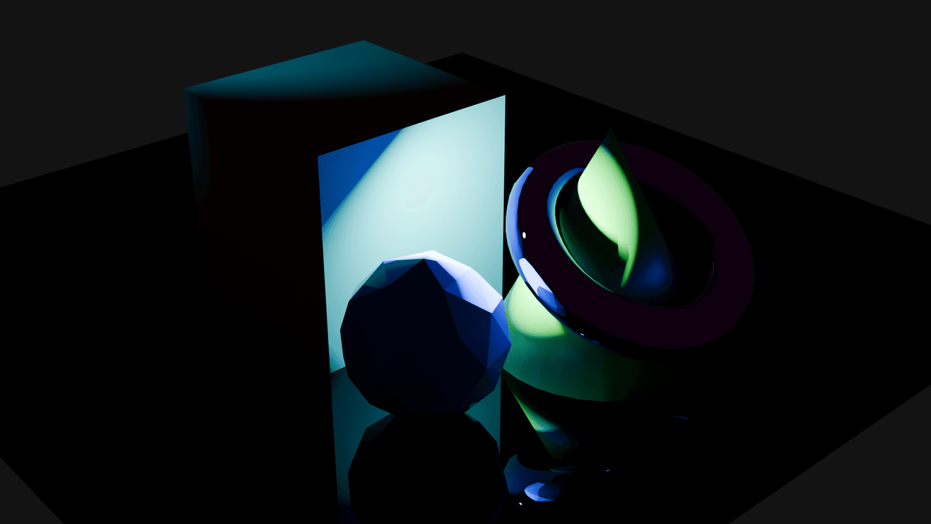 Composizione di forme geometriche (un cubo, un pannello, una sfera sfaccettata, un anello e un cono) illuminate da luci blu e verdi su un piano nero riflettente